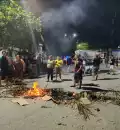 Los manifestantes también prendieron fuego en el bloqueo.