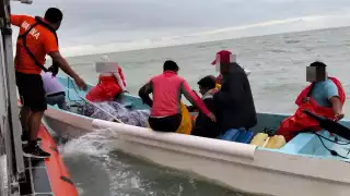 Rescatan a dos pescadores varados en la Laguna de Términos
