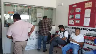 Taxistas de Campeche denuncian lentitud en el IET tras nombramiento de nuevo director
