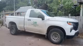 Habitantes de Petcacab retienen camioneta de la CFE por falla en el servicio de luz