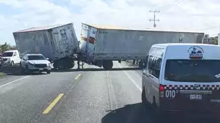 Tráiler doble remolque se sale del camino rumbo a Champotón; guiador se habría dormido