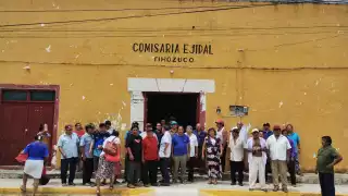 Ejidatarios de Tihosuco manifiestan frente a Casa Ejidal por falta de luz en Felipe Carrillo Puerto