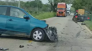 Fuerte choque entre auto y camión en la vía Hopelchén–Campeche; investigan posible fallecido   