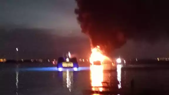Se incendió un yate extranjero en Islas Mujeres; reportan daño total Se incendió un yate extranjero en Islas Mujeres; reportan daño total