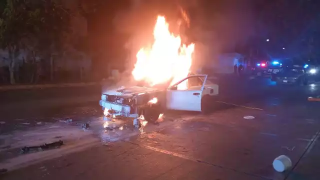 Auto es consumido por el fuego en Playa del Carmen durante la madrugada