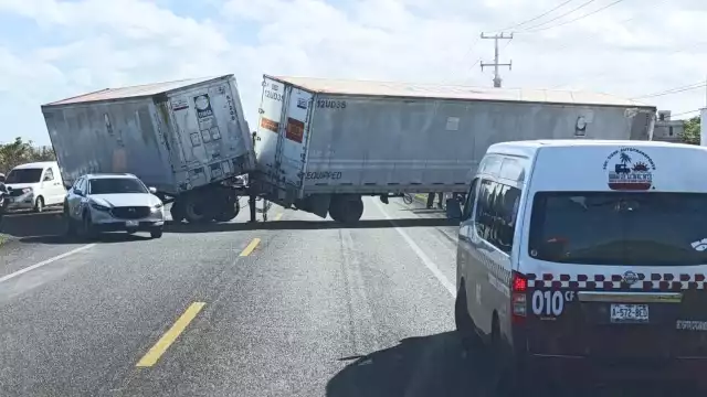 Tráiler doble remolque se accidenta cerca de San Luis Carpizo