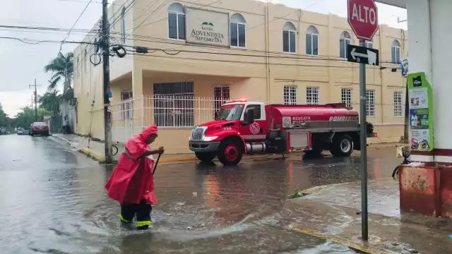 En Playa del Carmen, la lluvia provocó encharcamientos en varias colonias.
