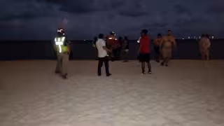 Elementos de cuerpos de emergencia y familiares continuaban en la playa.