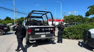 ¡De película! Desarman a policía  durante revisión en Cancún (VIDEO)