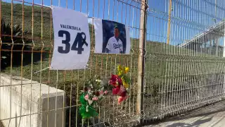 Fuera del estadio se puede encontrar una foto del jugador con flores y velas