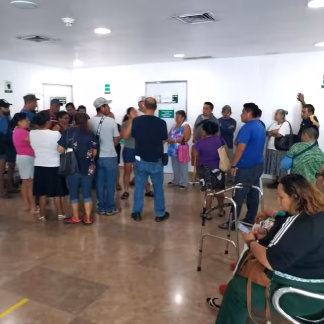 Personal del IMSS en Cancún denuncia colapso en hospitales por sobrecarga.