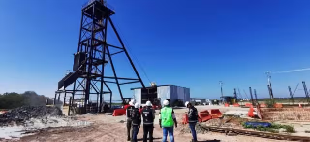 Autoridades federales informaron el hallazgo de restos humanos del sexto minero atrapado en la mina "El Pinabete" en Coahuila.
