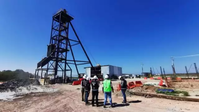 Autoridades federales informaron el hallazgo de restos humanos del sexto minero atrapado en la mina "El Pinabete" en Coahuila.