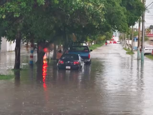 Las lluvias han provocado inundaciones en las principales avenidas de la ciudad.