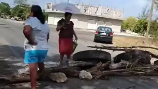 Habitantes de Hool bloquean carretera en Champotón en protesta por fallas eléctricas