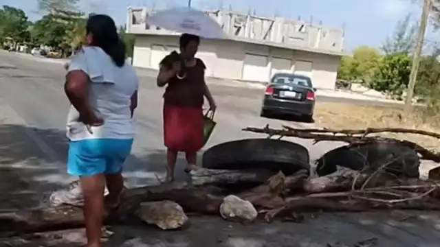 Manifestantes retuvieron por más de una hora una camioneta de la CFE.