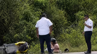 Pareja de motociclistas termina entre la maleza tras accidente en la Costera Sur de Cozumel