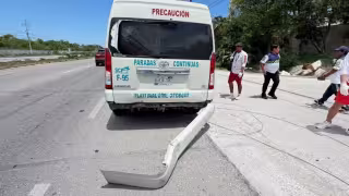 El motociclista quedó inconsciente sobre la carretera 307 tras impactarse contra una unidad de transporte público