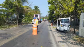 Carga pesada provoca daños en carretera federal 180