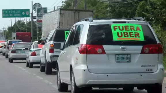 Taxistas de Cancún exigen la salida de plataformas de viajes Taxistas de Cancún exigen la salida de plataformas de viajes