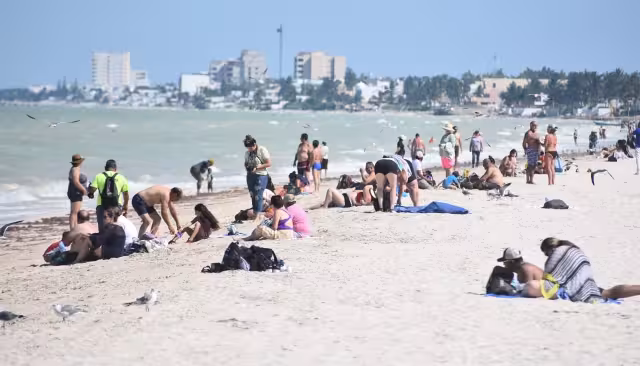 Visitantes internacionales disfrutan de las playas de Progreso y de sus atractivos turísticos
