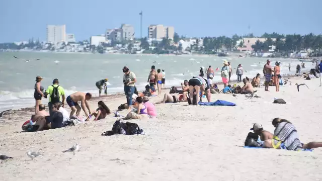 Visitantes internacionales disfrutan de las playas de Progreso y de sus atractivos turísticos