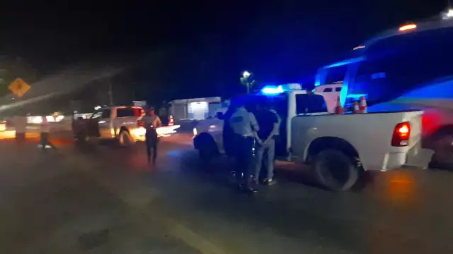 Elementos de la Guardia Nacional detuvieron a un joven en motocicleta negra sin placa en la avenida Solidaridad.