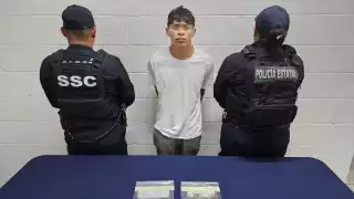 El hombre manipulaba bolsitas transparentes con vegetal verde seco con características similares a la marihuana