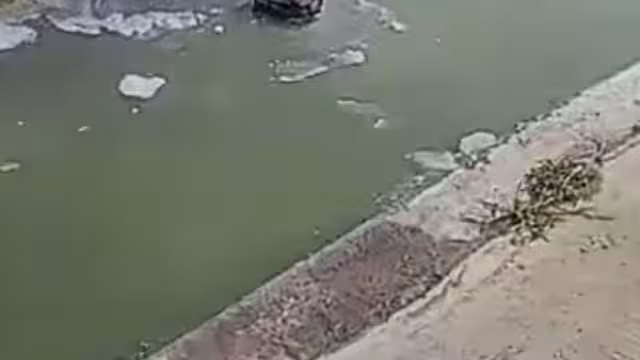 Vecinos de la colonia Américas 3 denuncian aguas negras a CAPA.