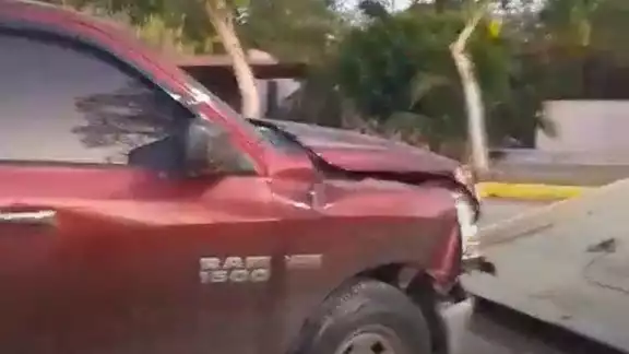 El monumento sufrió daños por el impacto al igual que la camioneta