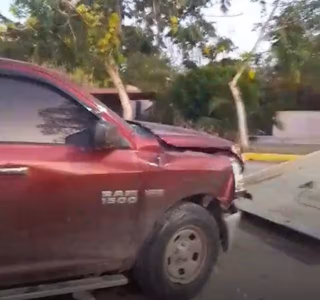 El monumento sufrió daños por el impacto al igual que la camioneta