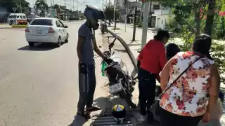 Madre e hijo terminan en el hospital al derrapar en motocicleta, en Escárcega