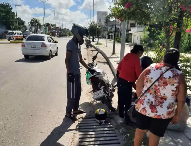 Una mujer y su hijo derraparon en su motocicleta en la Avenida Justo Sierra Méndez, posiblemente por exceso de velocidad