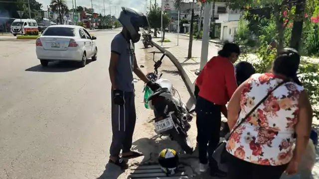 Una mujer y su hijo derraparon en su motocicleta en la Avenida Justo Sierra Méndez, posiblemente por exceso de velocidad