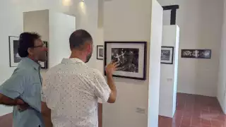 La exposición tiene obras que  incluyen diferentes materiales.