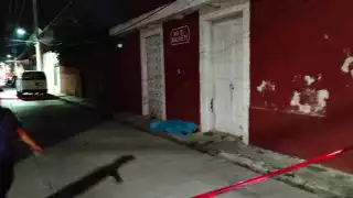 El cuerpo de la mujer quedó tendido a las afueras del bar.