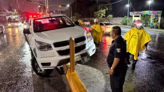 Abandonan camioneta tras aparatoso accidente en la avenida Cuatro Carriles