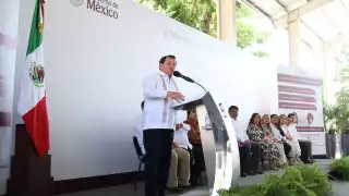 Joaquín Díaz Mena encabeza la entrega de tarjetas de la beca Rita Cetina en Mérida