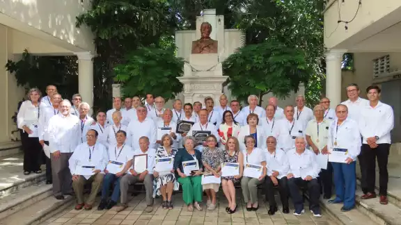 Médicos recibieron medallas y reconocimientos