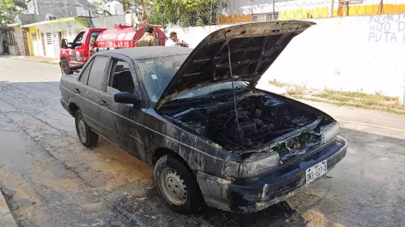 El Tsuru negro se quemó en la parte del motor y quedó inmovilizado sobre la vía.