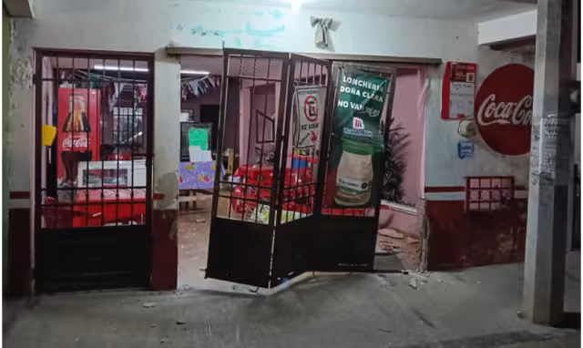 Policía estatal atiende reporte por incendio de un comercio, vehículo y cartulinas con amenazas