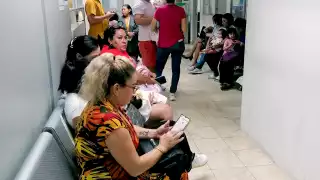 En los nosocomios de la entidad se ve a las familias a la espera de recibir información sobre el estado de salud de su enfermo