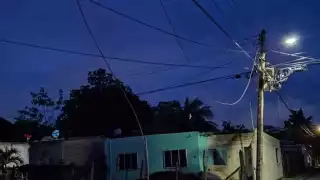 Riesgo en Escárcega; cables caen por sobrecarga y CFE no responde a tiempo