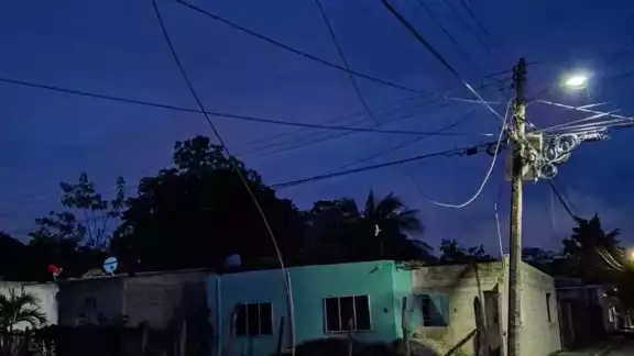 Explosión y apagón en colonia; CFE tarda horas en atender emergencia eléctrica Explosión y apagón en colonia; CFE tarda horas en atender emergencia eléctrica