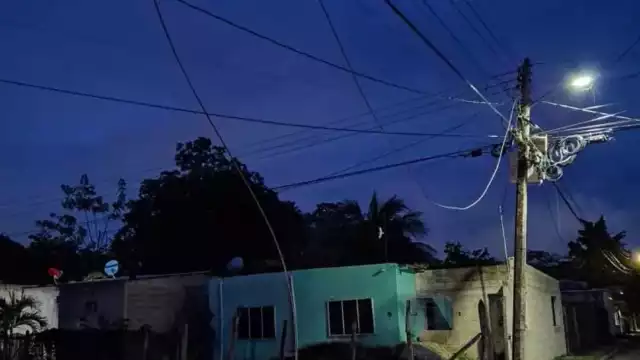 Explosión y apagón en colonia; CFE tarda horas en atender emergencia eléctrica