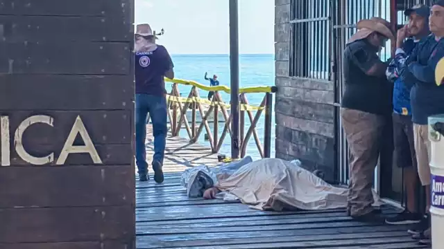 El cuerpo de Ramírez Acosta fue cubierto con una sábana blanca.