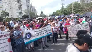 Maestros de Cancún toman la avenida Bonampak durante marcha contra la reforma del ISSSTE 