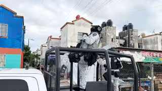 Agentes policiacos cercaron varias calles del fraccionamiento para evitar su fuga