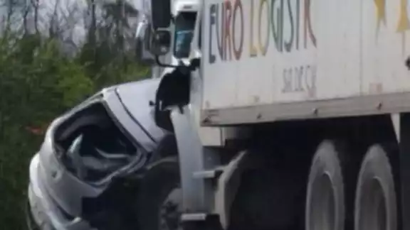 Accidente entre un coche y camión de carga, deja dos personas fallecidas en José María Morelos