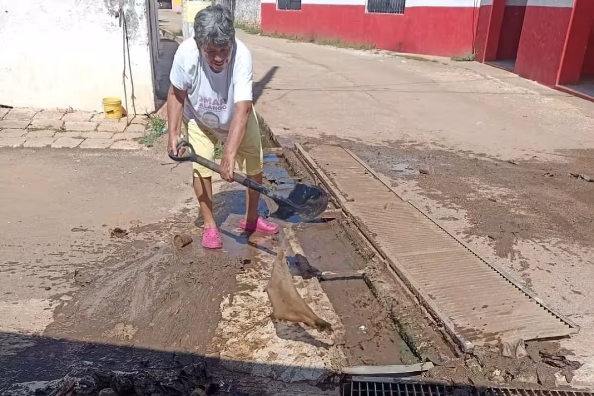 En Tinún, vecinas limpian alcantarillas para evitar inundaciones - PorEsto